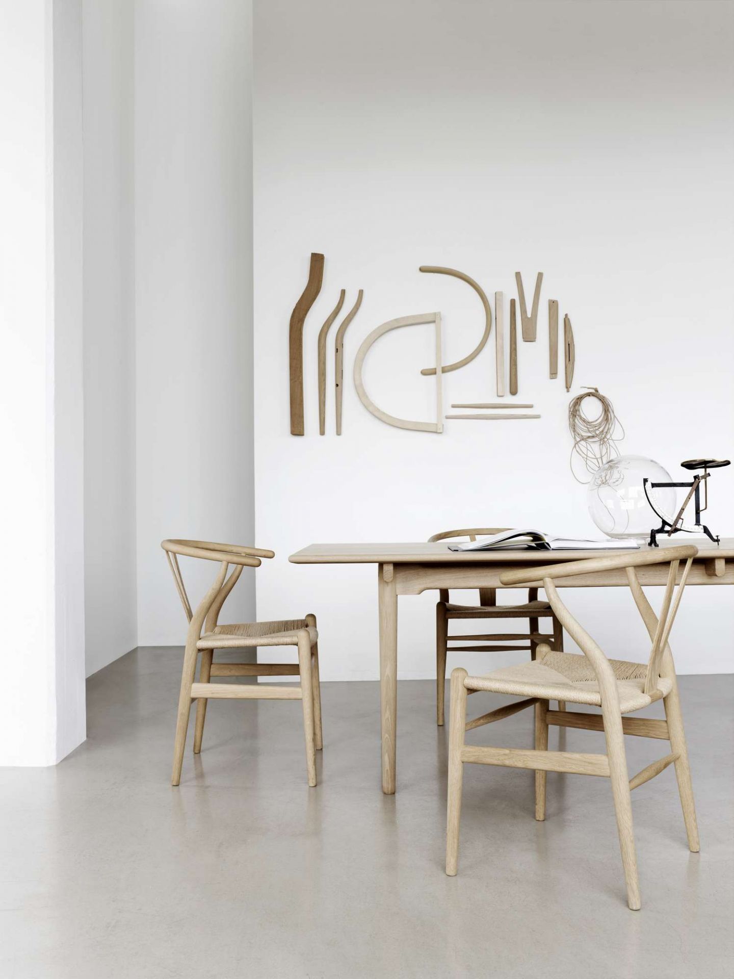 CH327 Tisch von Carl Hansen & Søn mit Y-Stühlen in heller, minimalistischer Einrichtung.