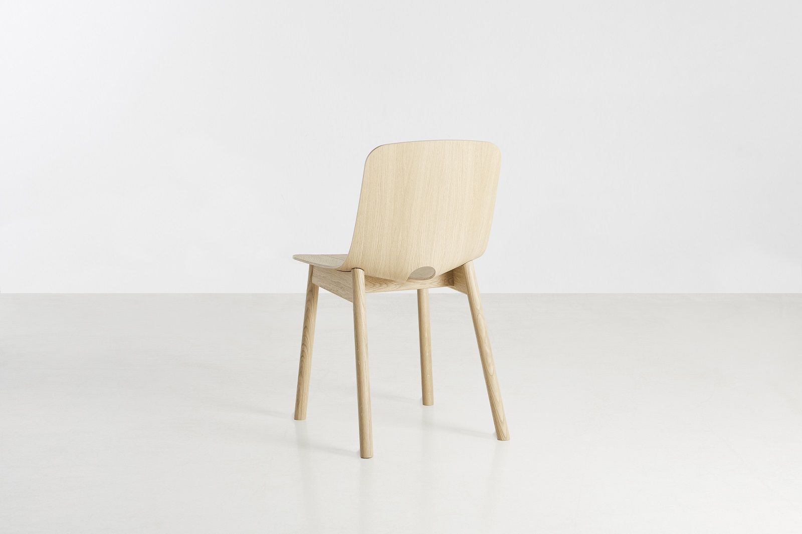 Rückansicht des hellen Holzstuhls "Mono dining Chair" von Woud auf weißem Hintergrund.