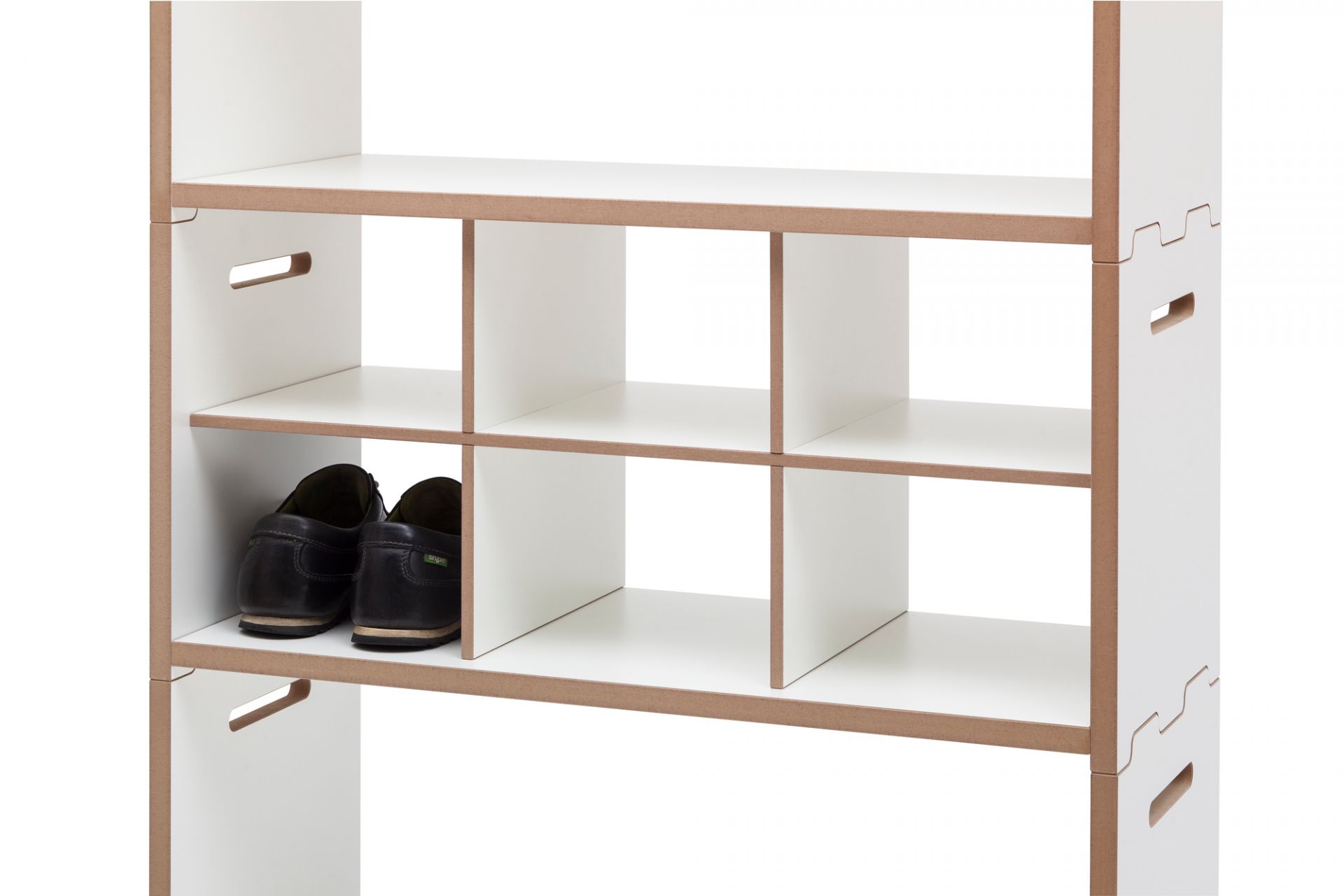 Detailaufnahme des Tojo Hochstapler Regals mit weißen Fächern und Schuhen. Regalmöbel für Ordnung.