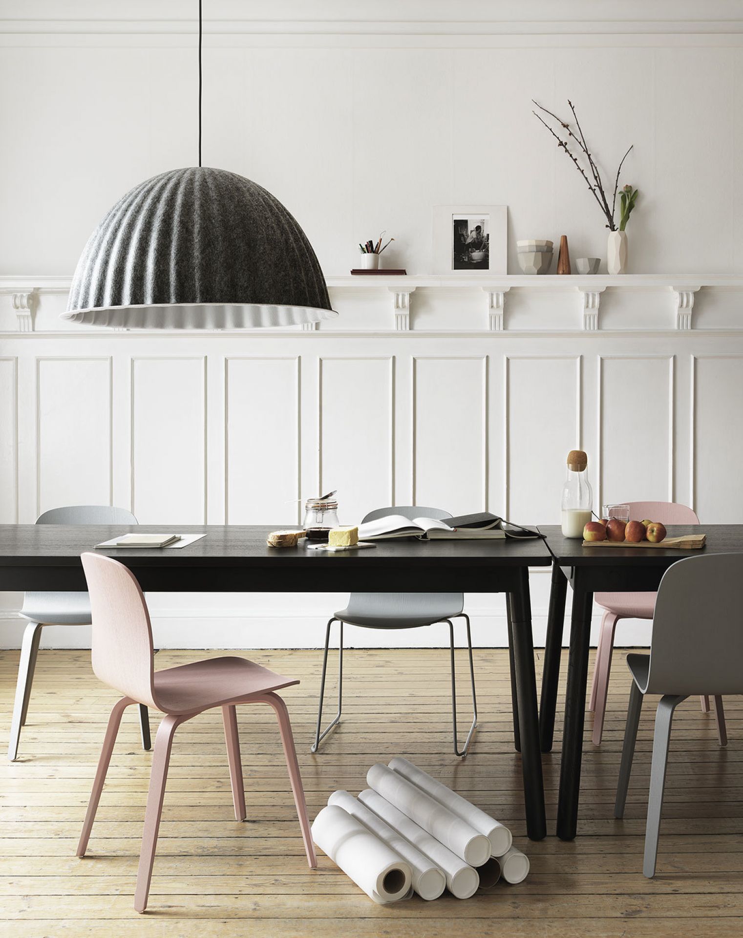 Esszimmer mit Esstisch und mehreren Visu Chair Wood Base Stühlen von Muuto in verschiedenen Farben.