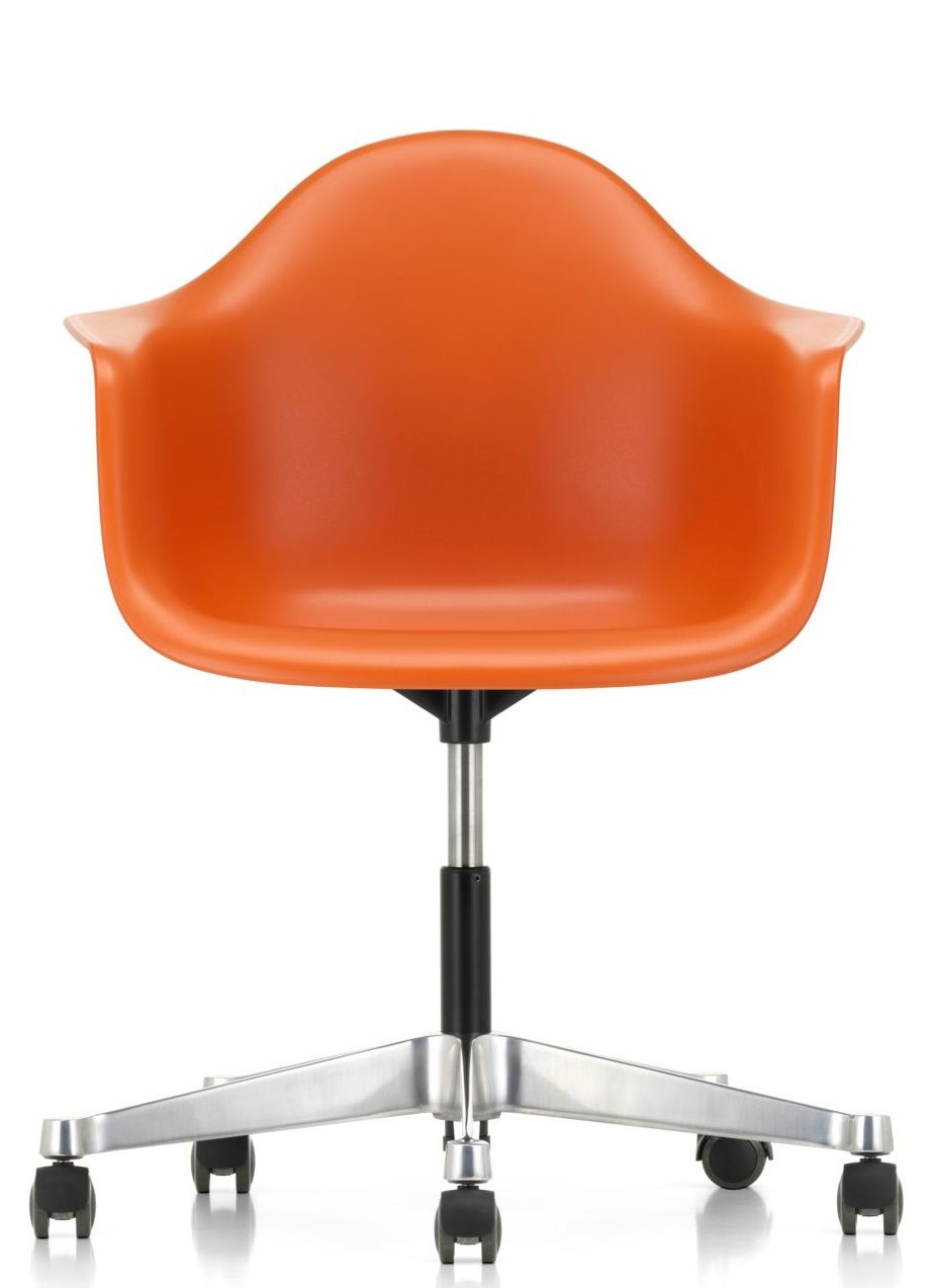 Oranger Eames Plastic Arm Chair PACC Stuhl von Vitra mit Rollen und Aluminiumfuß.