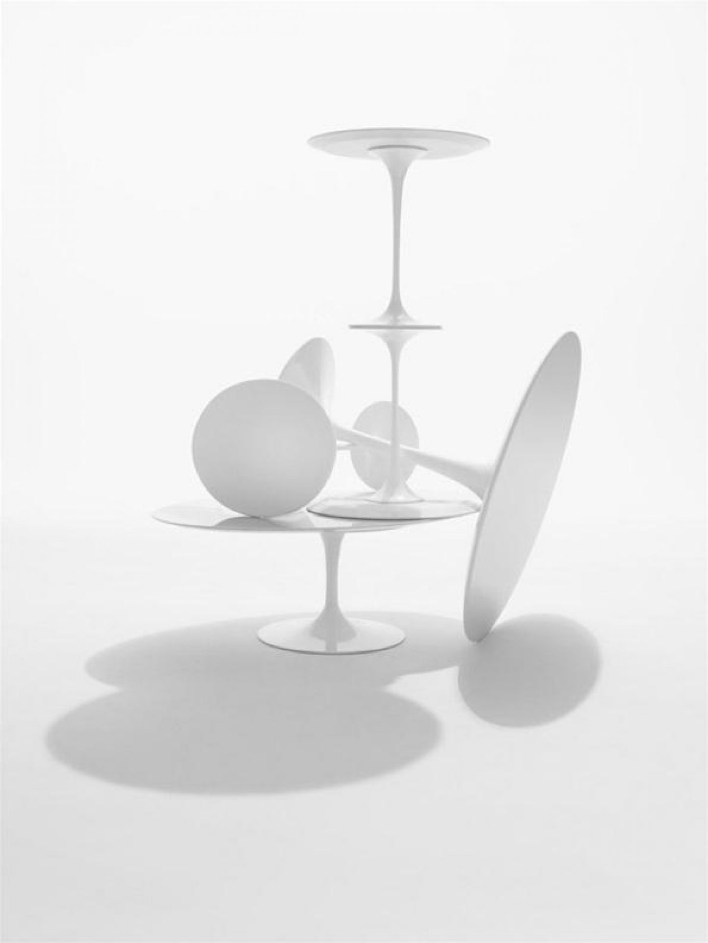 Saarinen Esstisch rund von Knoll International, weiße Tische gestapelt, modernes Design für Esszimmer und Wohnbereich.