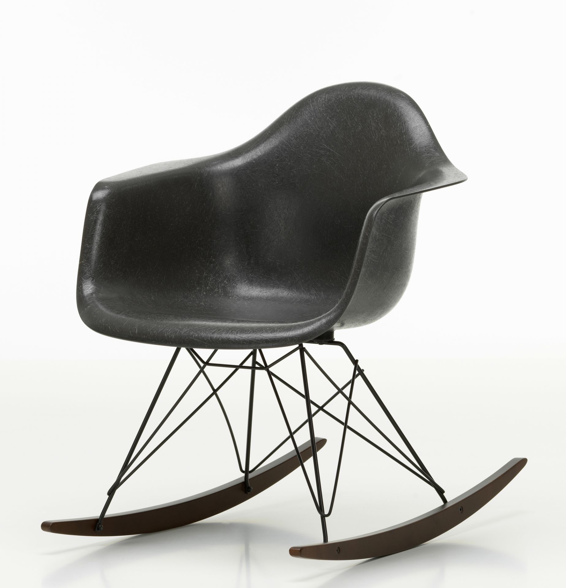 Schwarzer Eames Schaukelstuhl RAR mit Fiberglas Sitzschale und Kufengestell. Designklassiker für Wohnzimmer.