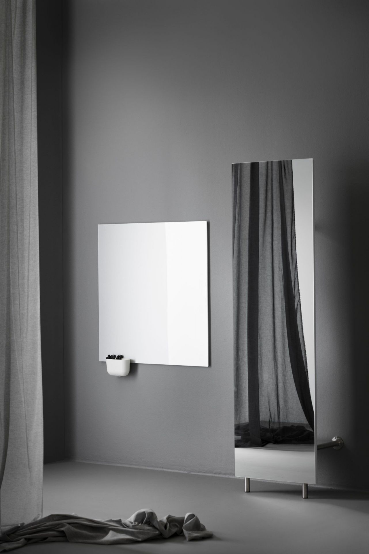 Minimalistisches Interieur mit Chat Board Classic Wand Glastafel in Weiß, magnetisch, mit Stifthalter und Stiften.