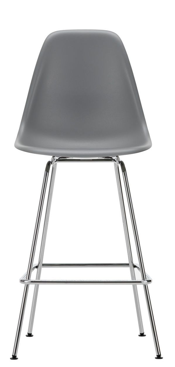 Grauer Eames Plastic Bar Stool von Vitra mit verchromtem Metallgestell, Ansicht von vorne.