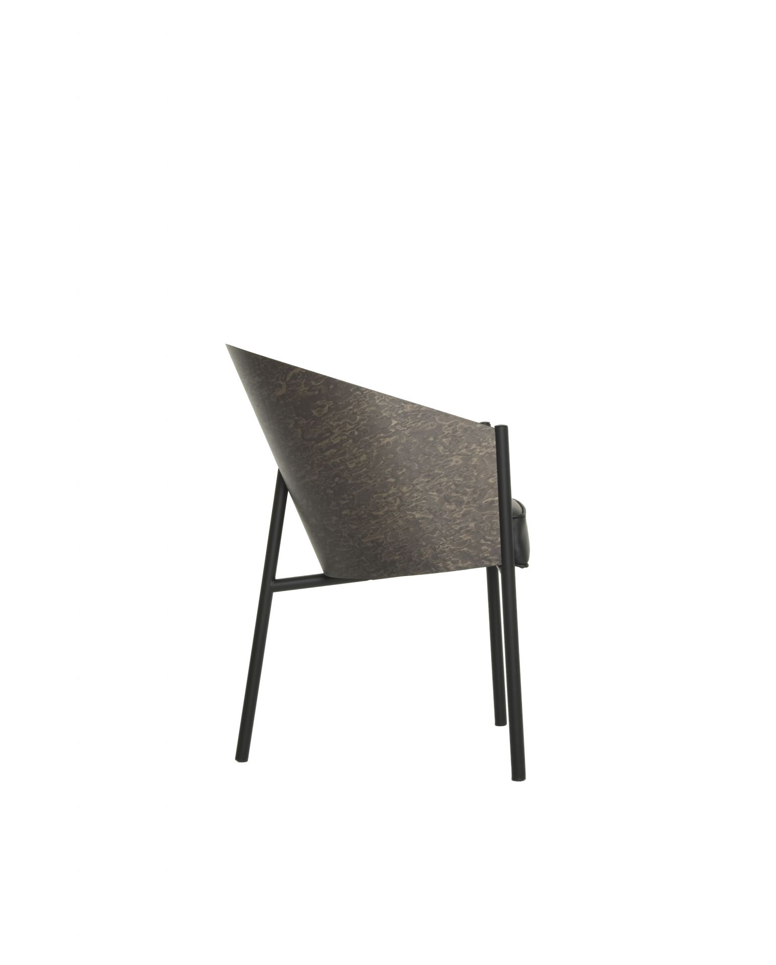 Moderner Esszimmerstuhl mit gemusterter Sitzschale und schwarzem Metallgestell, Seitenansicht.