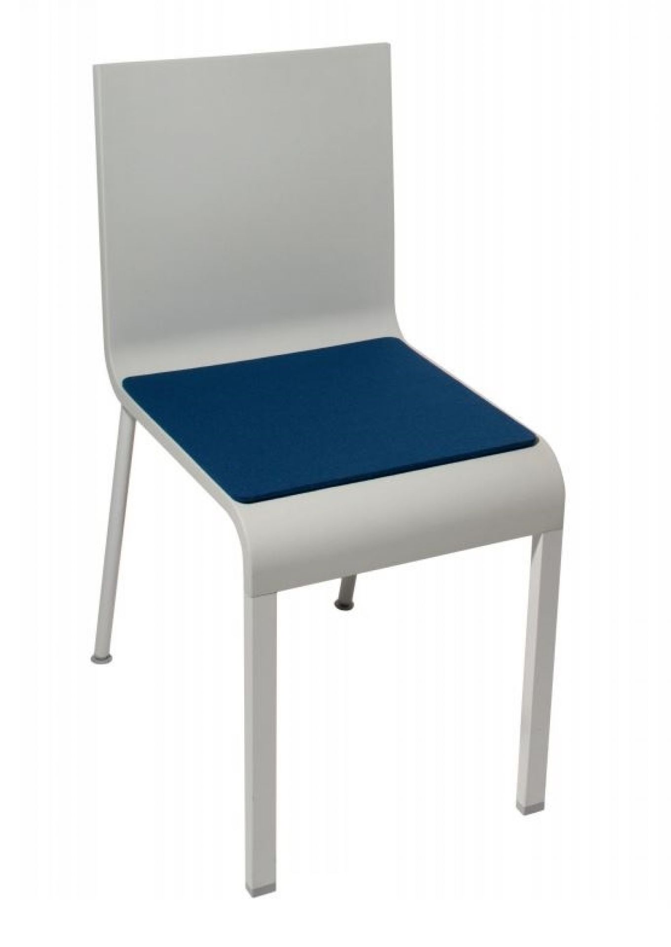 Weiße Stuhl mit blauer Sitzauflage aus Filz für .03 von Maarten van Severen.