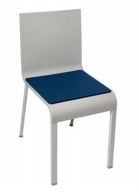 Weiße Stuhl mit blauer Sitzauflage aus Filz für .03 von Maarten van Severen.