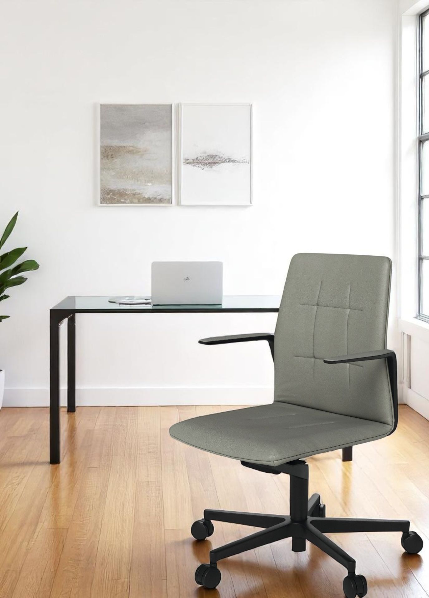 Grauer Leadchair Evo Bürostuhl von Walter Knoll mit schwarzem Fünfsternfuß vor Schreibtisch.