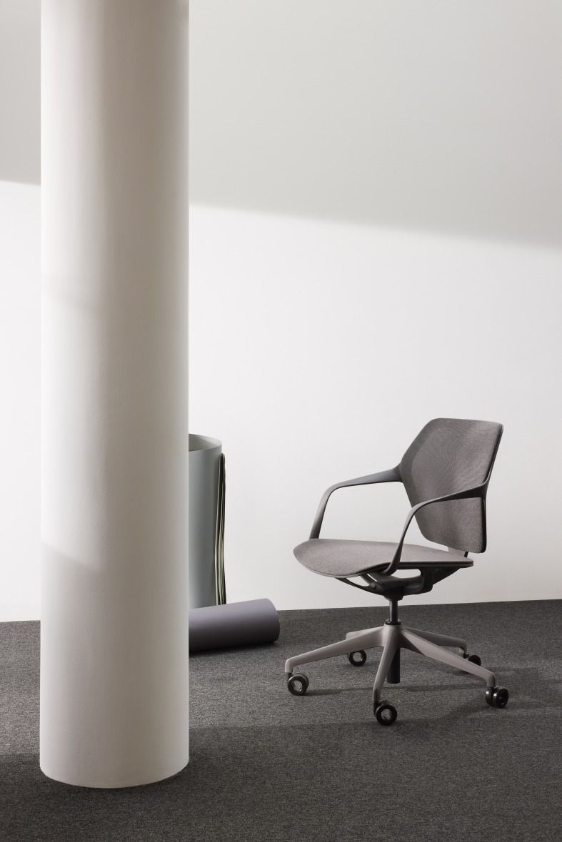 Ray Work 9220 Bürodrehstuhl von Brunner mit Armlehnen und grauem Netzbezug vor weißem Hintergrund.