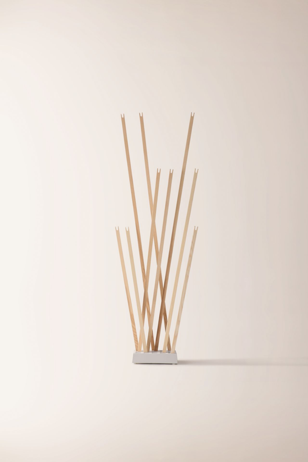 Nils Holger Moormann Pin Coat Garderobe aus hellem Holz mit minimalistischem Design.