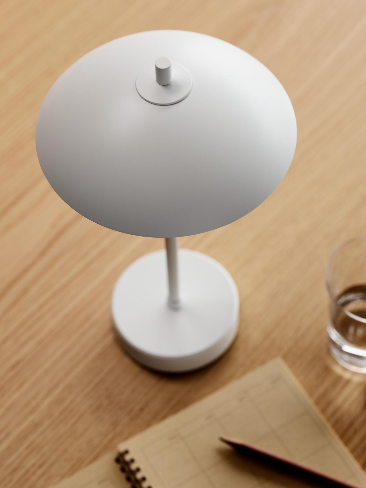 Clam Portable tafellamp, oplaadbare lamp van Fritz Hansen