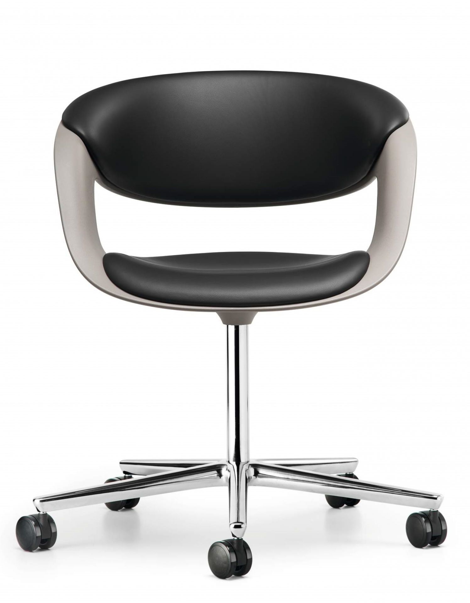 Lox Sessel von Walter Knoll, schwarzer Leder Bürostuhl mit Chromfuß und Rollen vor weißem Hintergrund.