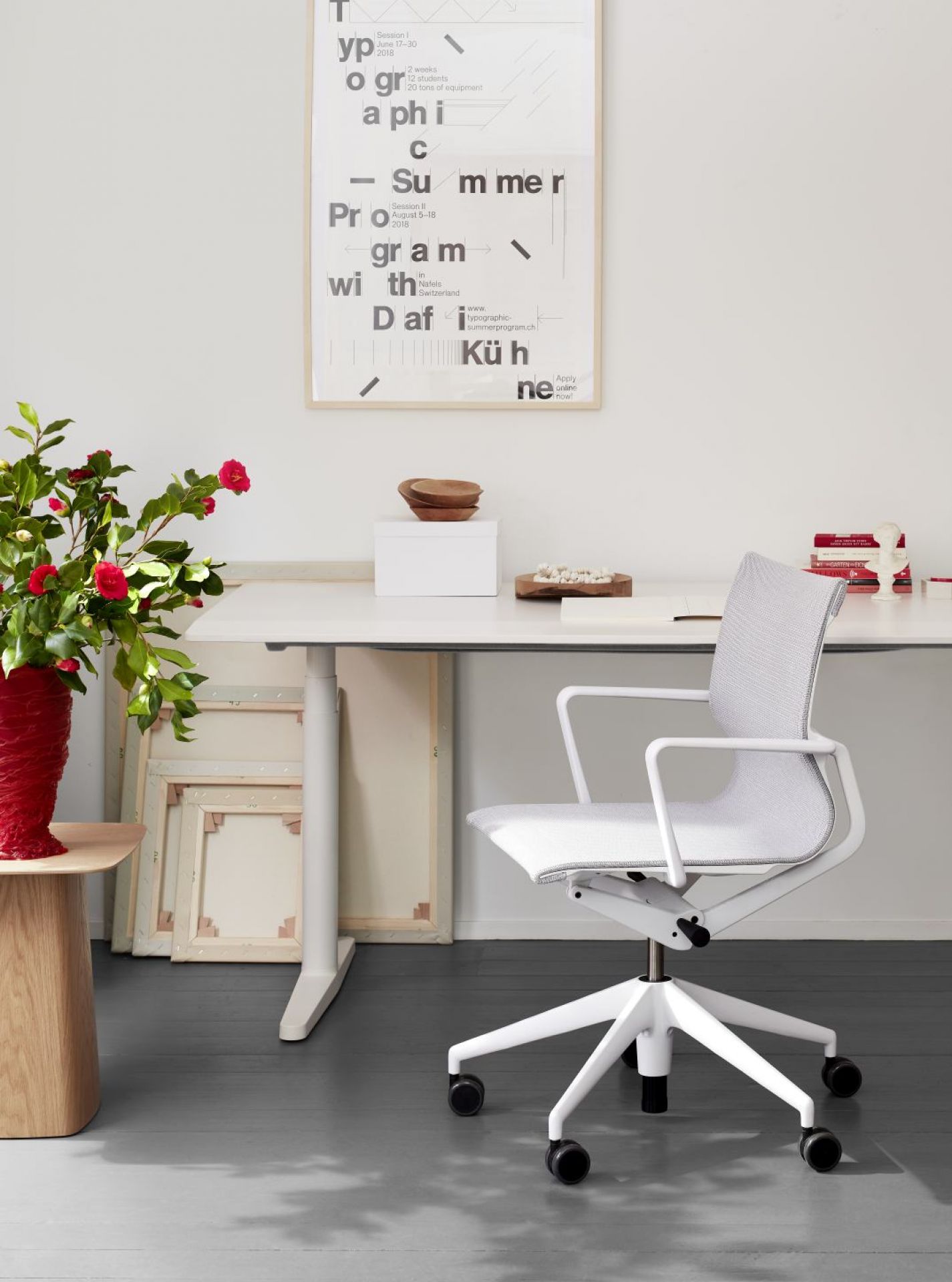 Weißer Tyde 2 Sitz- und Stehtisch 180 cm von Vitra mit Bürostuhl und Dekoration im modernen Büro.