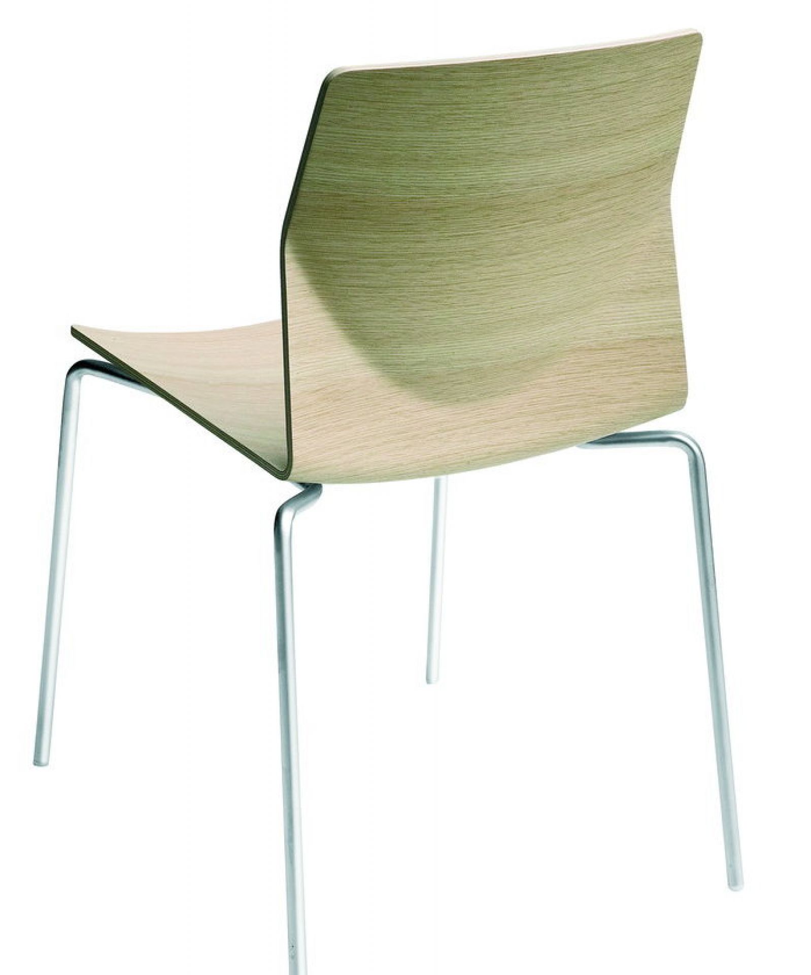 Rückansicht des Kai Stuhls mit hellem Holz und silberfarbenem Metallgestell. Moderner Designstuhl für Esszimmer.