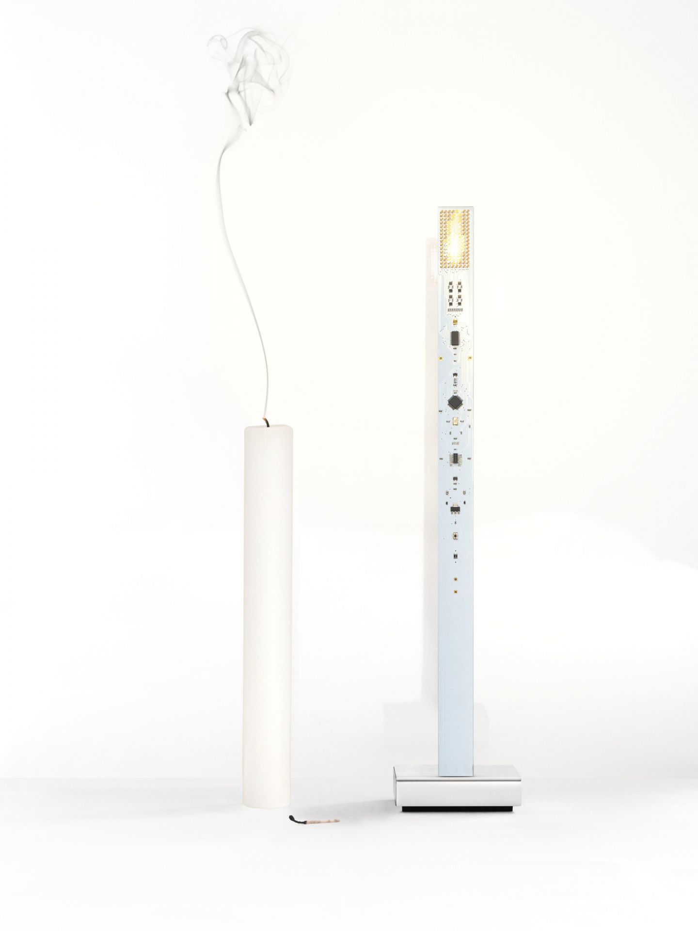 My New Flame USB Tischleuchte von Ingo Maurer, LED-Tischlampe in Kerzenform mit Rauch.