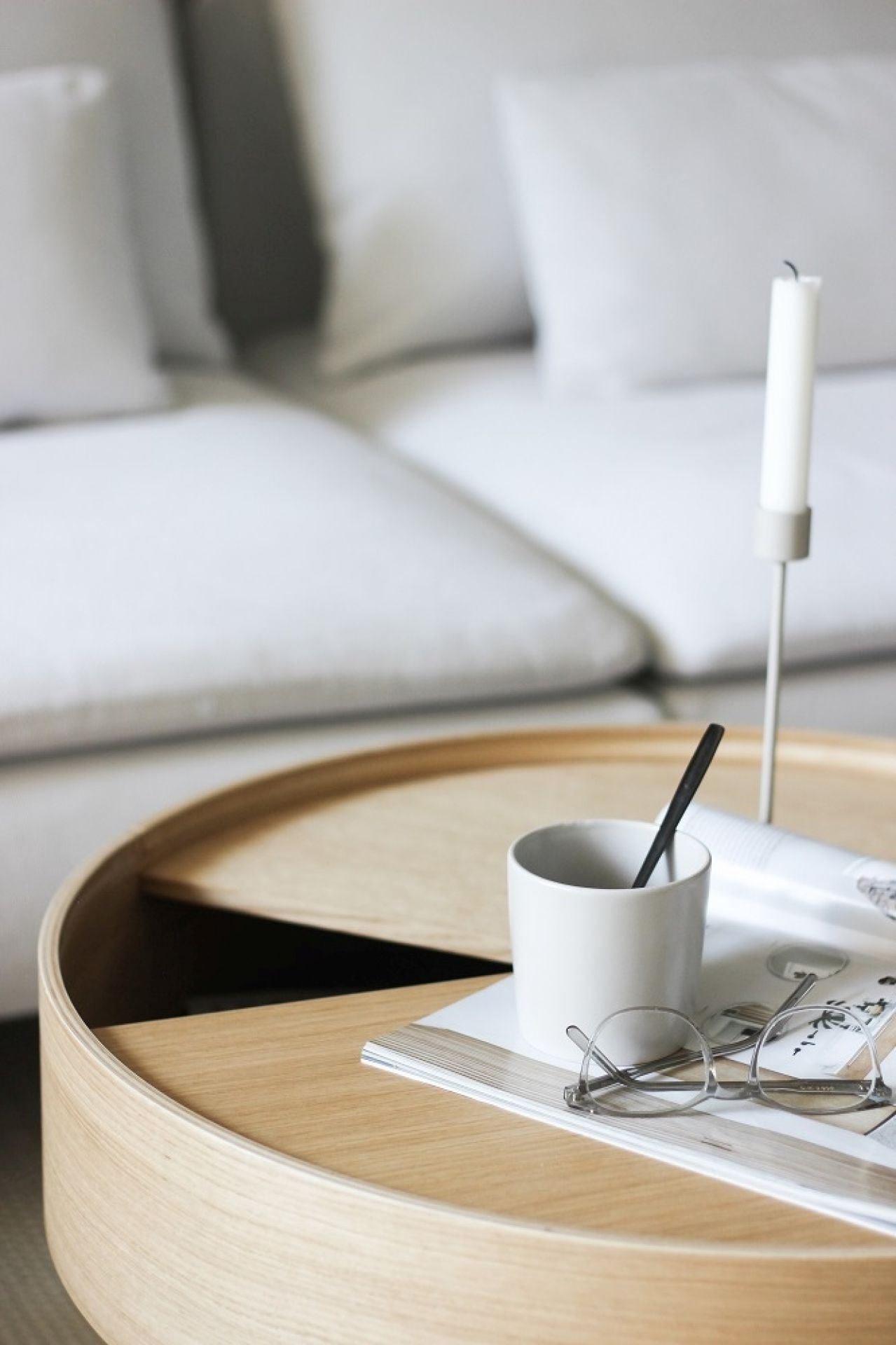 Arc Side Table Beistelltisch aus geölter Eiche von Woud, Durchmesser 42 cm, mit Tasse und Brille.