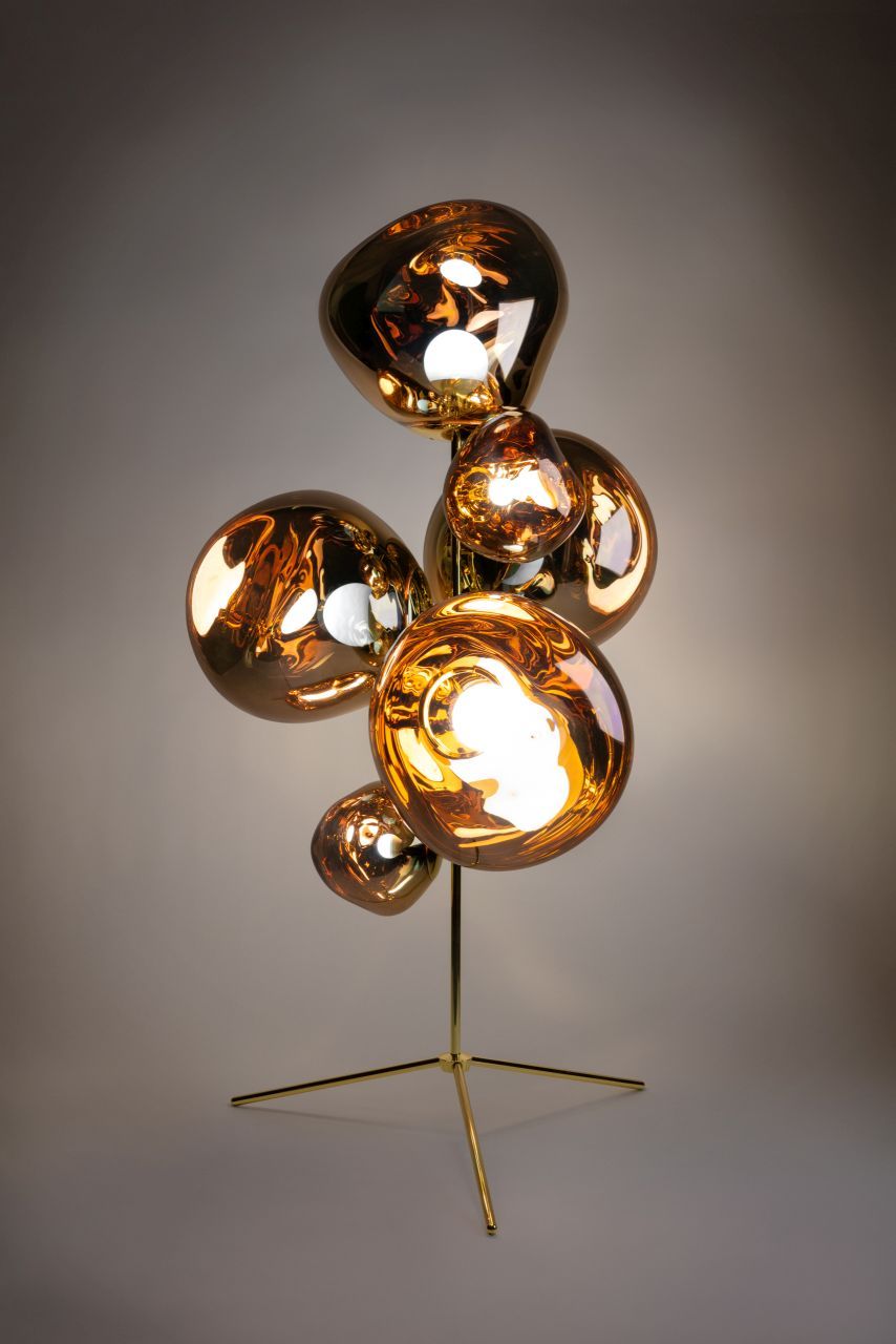 Tom Dixon Melt Stehleuchte: Goldene, organisch geformte Kugeln auf filigranem, goldenem Stativfuß.