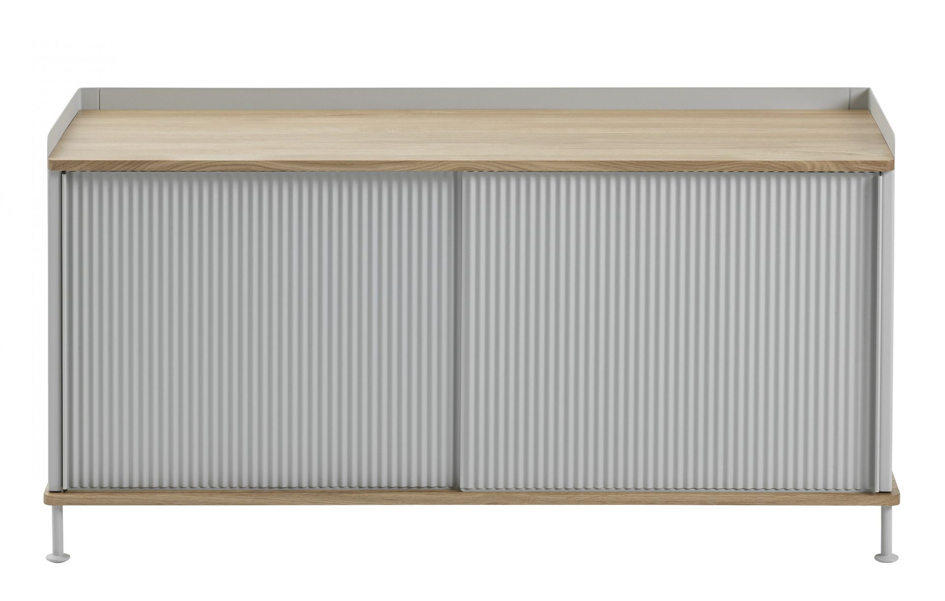 Enfold Sideboard Low von Muuto, graues Sideboard mit Schiebetüren und hellem Holz, modernes Möbeldesign.