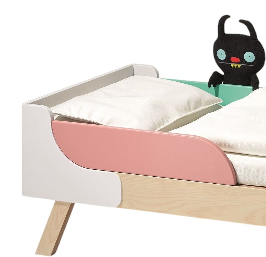 Detailaufnahme: Famille Garage Rausfallschutz für Babybett/Kinderbett, rosa und weiß, mit Stofftier.