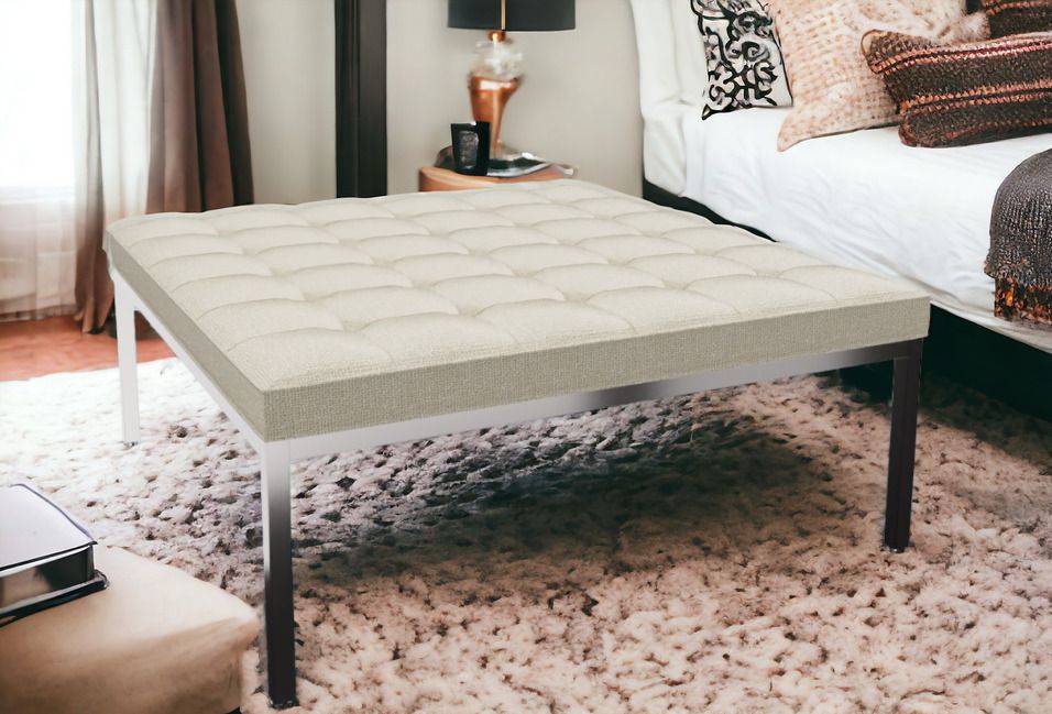 Beige Florence Bank Quadratisch von Knoll International mit gesteppter Oberfläche und Metallgestell.