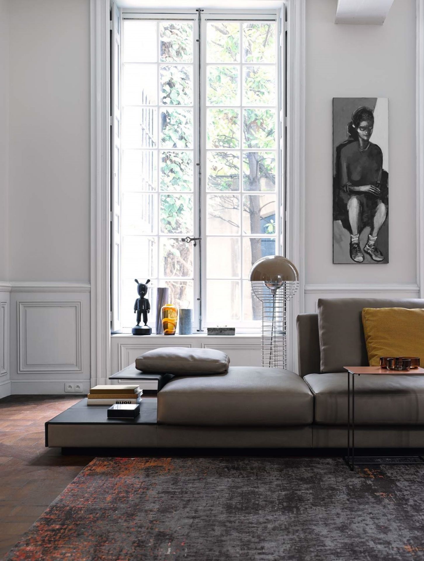 Oki Beistelltisch von Walter Knoll in modernem Wohnzimmer mit Sofa, Lampe und Kunst.