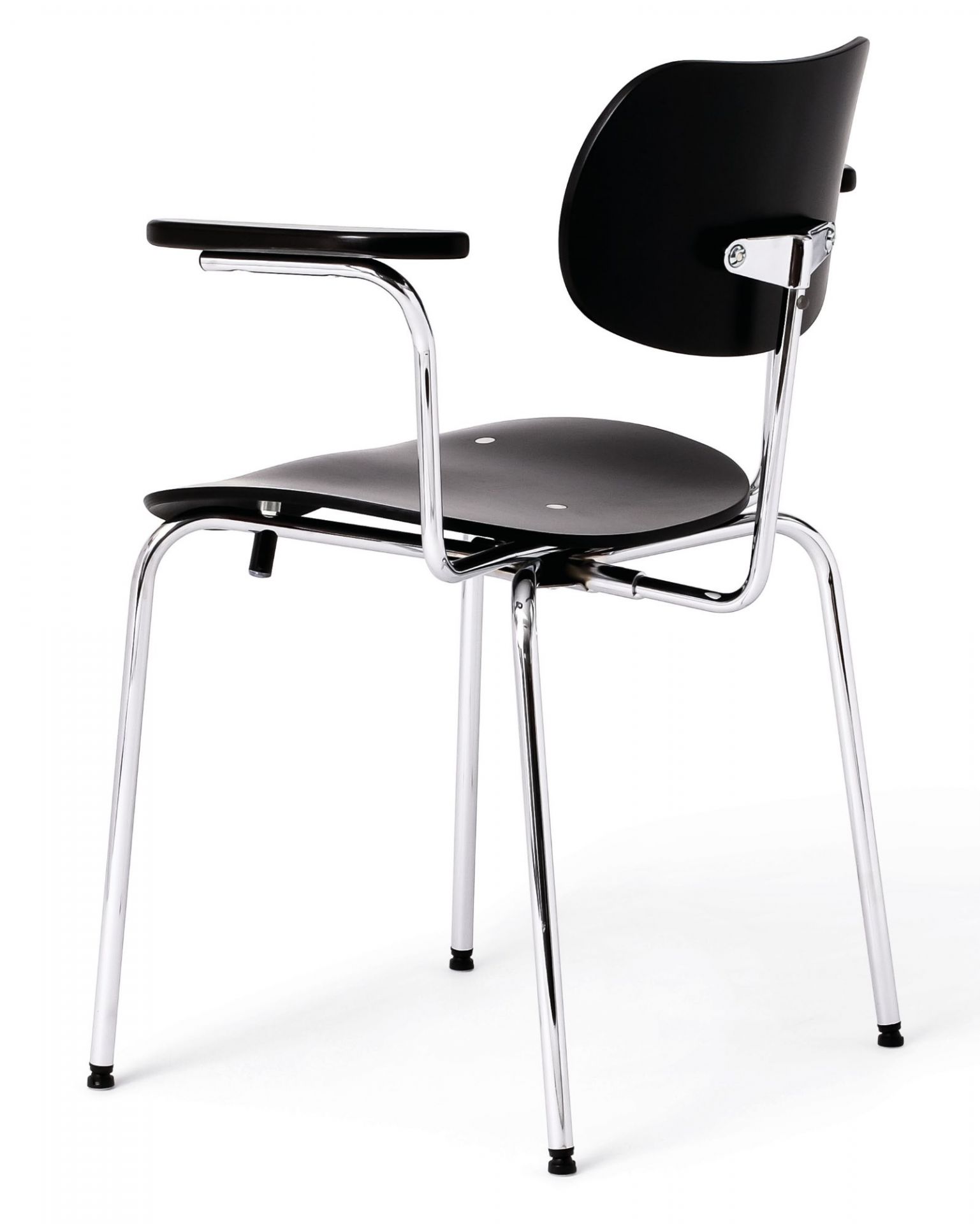 SE 68 SU Stuhl von Wilde+Spieth, schwarze Sitzschale, verchromtes Stahlrohrgestell, funktionales Design für Büro und Konferenz.