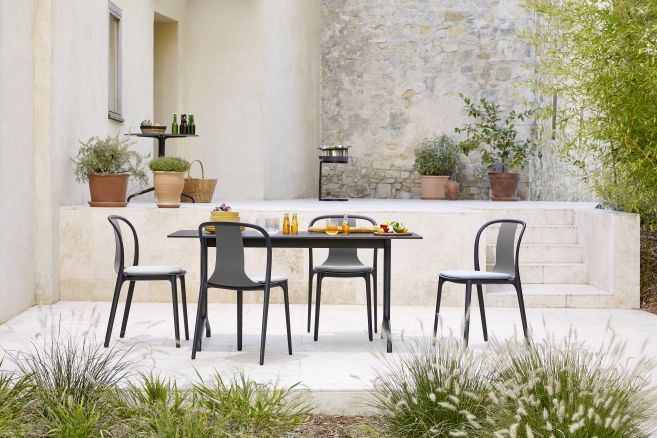 Vitra Soft Seats Sitzkissen in Pebble Grey auf Stühlen im Außenbereich, gemütliche Outdoor-Sitzgelegenheit.