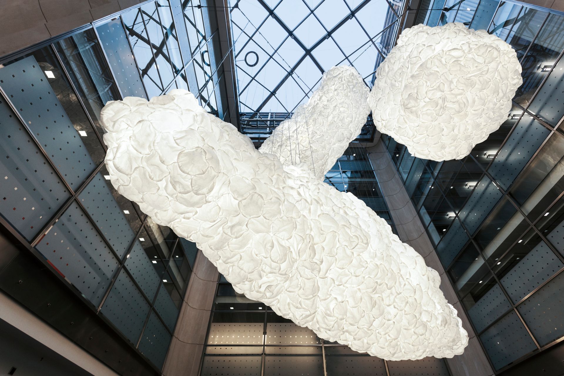 Ansicht von unten: Mamacloud LED Pendelleuchte von Belux, weiße Wolkenform, modernes Design.