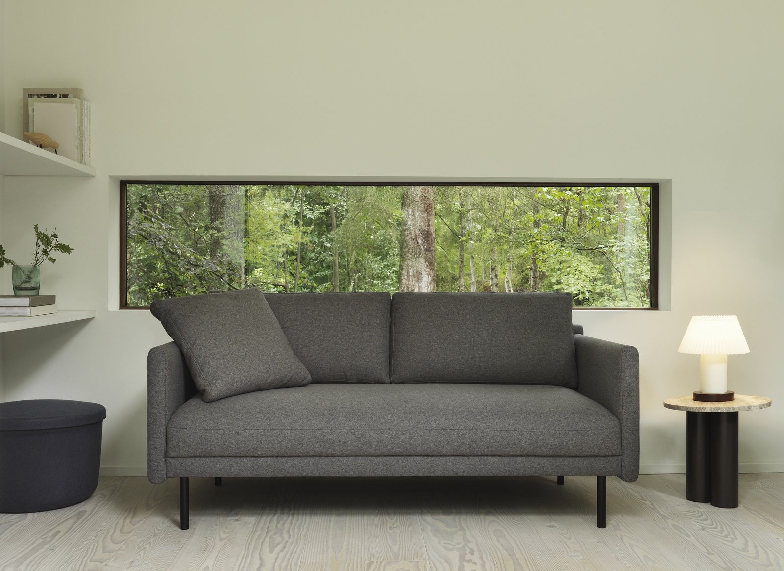 Graues Rar Sofa 2-Sitzer von Normann Copenhagen vor Fenster mit Blick auf den Wald.