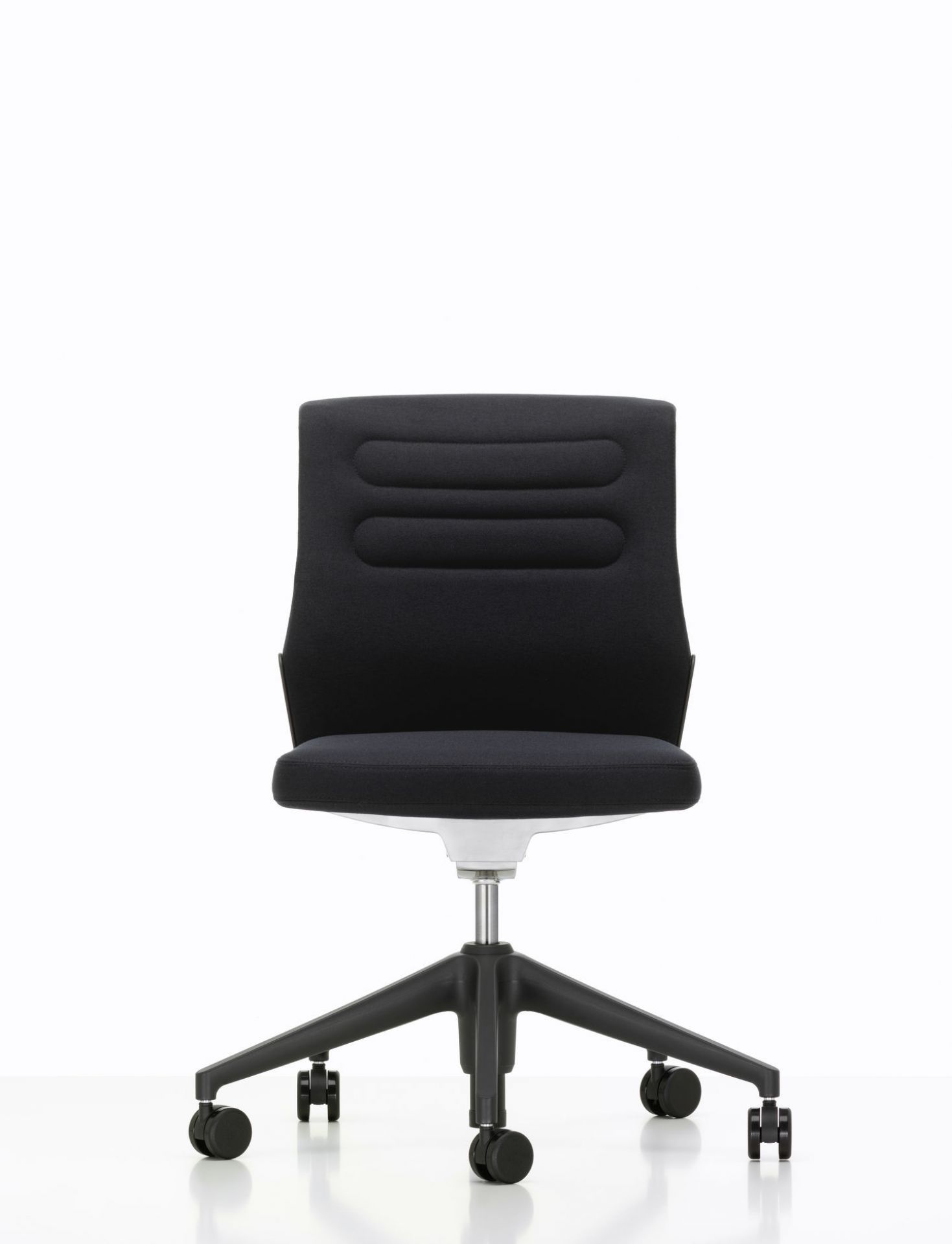 AC5 Studio Bürodrehstuhl von Vitra in Schwarz, ergonomisch und modern für das Büro oder Homeoffice.
