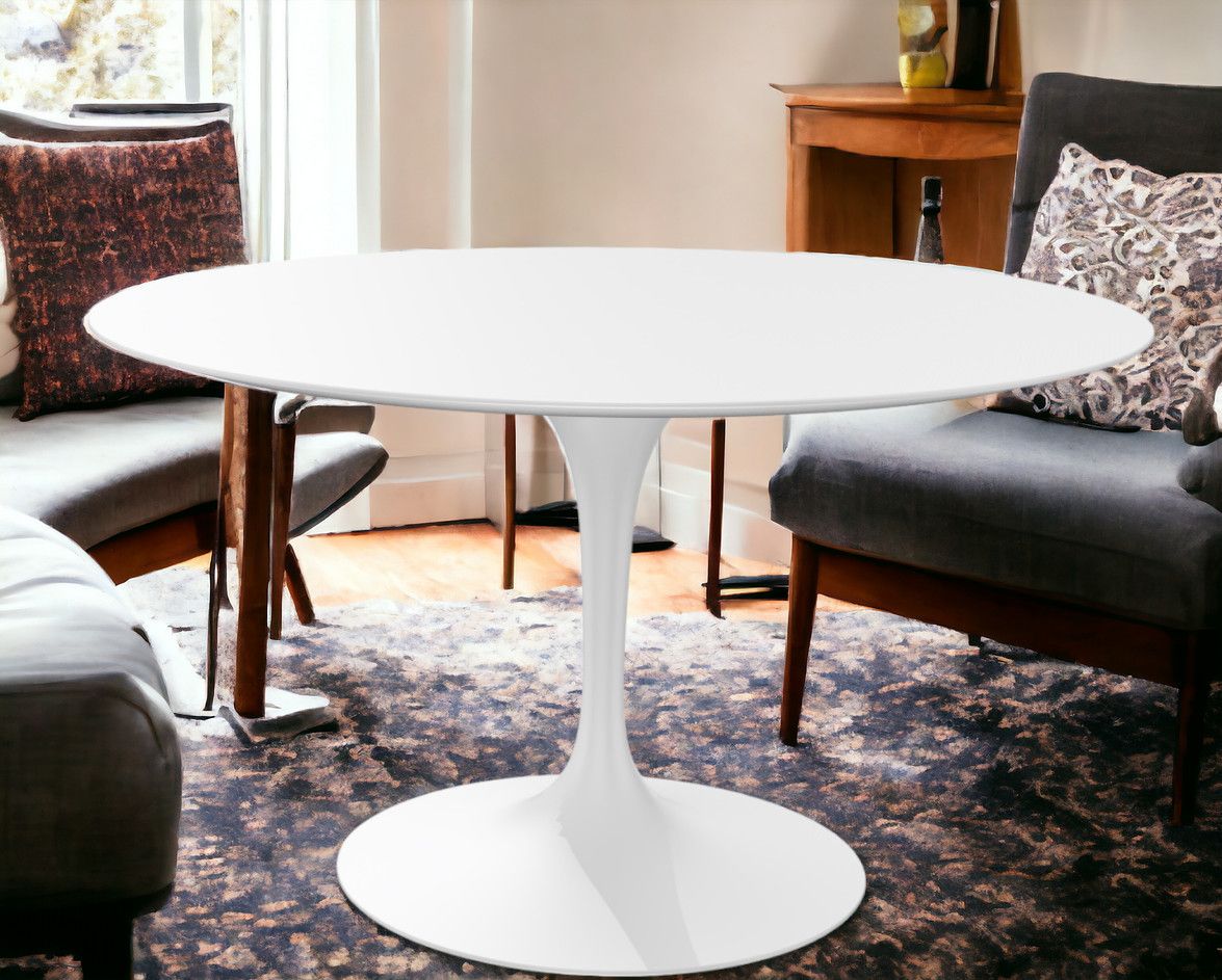Weißer, runder Saarinen Esstisch mit Tulpenfuß von Knoll International, Höhe 73 cm.