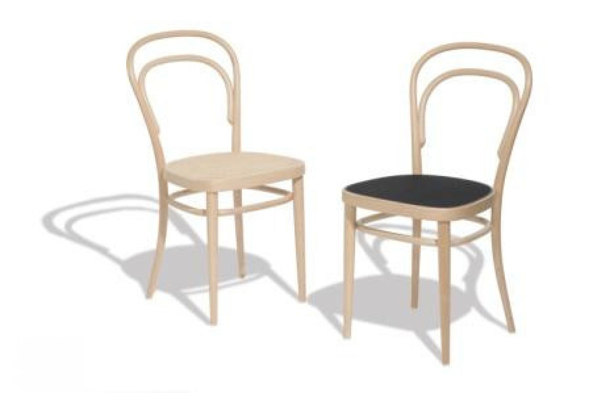 Zwei helle Bugholzstühle, Modell 214 M, ein Thonet-Kaffeehausstuhl mit und ohne Sitzpolster.