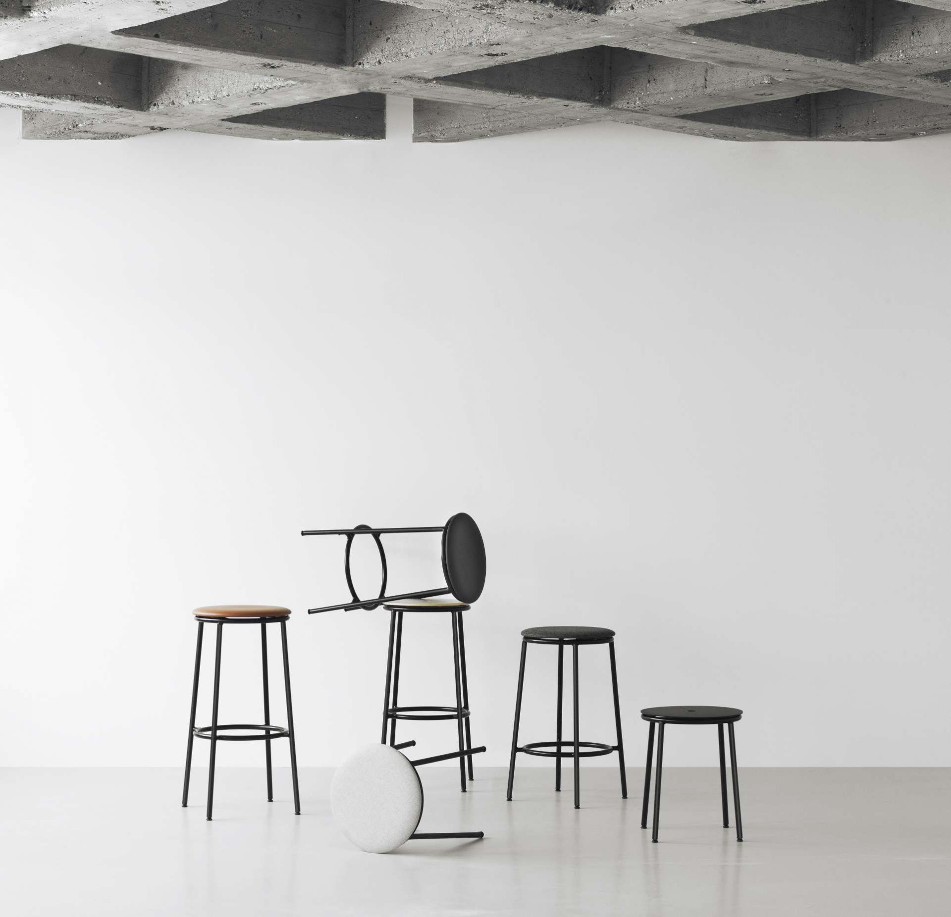 Circa Barhocker H 65 cm von Normann Copenhagen, verschiedene Ausführungen, minimalistisches Design, Barstuhl mit schwarzem Stahlgestell.