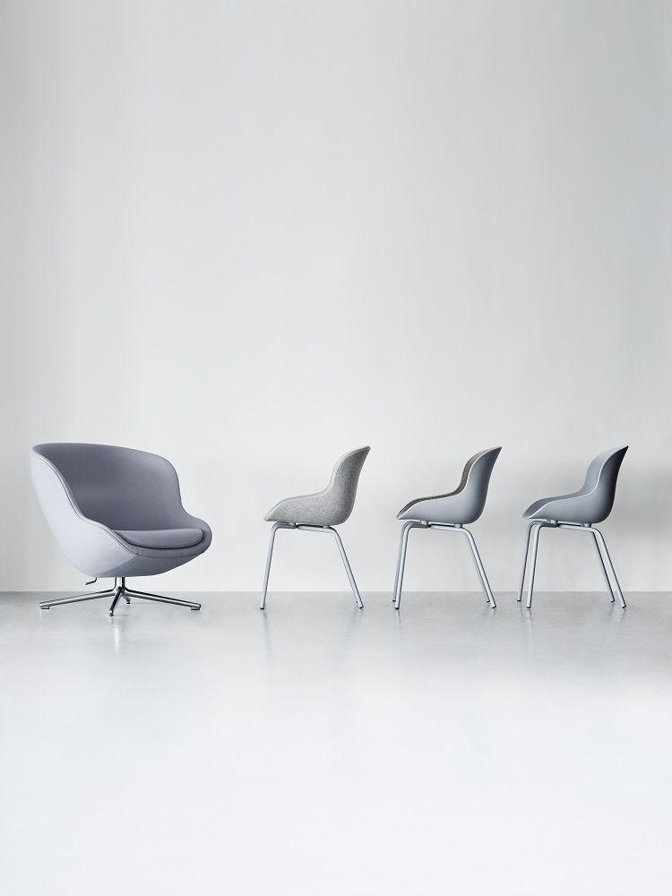 Hyg Lounge Chair Low Swivel Sessel von Normann Copenhagen, grauer Stoffbezug und Drehgestell aus Metall.