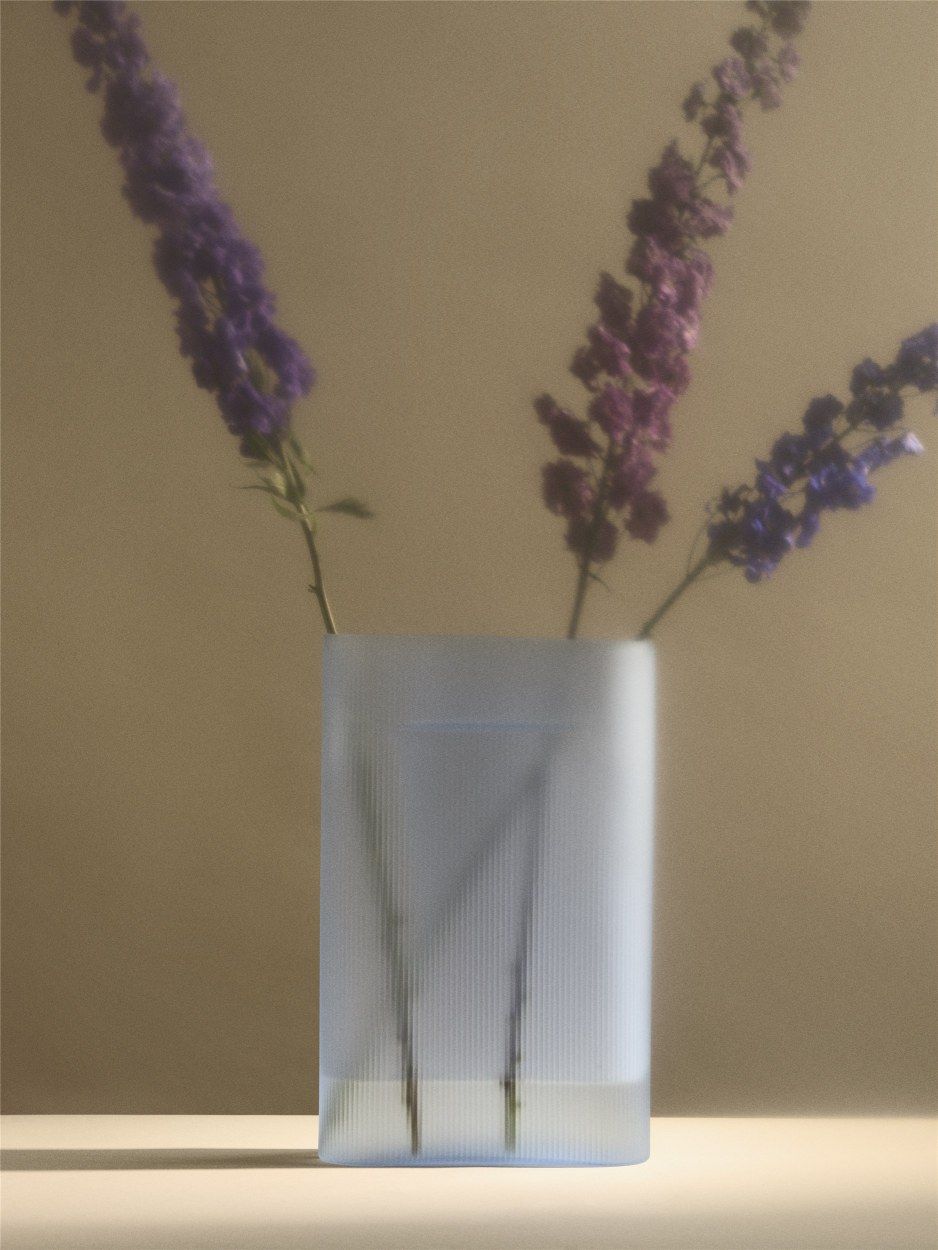 Ridge-vaas van Muuto, melkglazen, lichtblauw, H 35 cm
