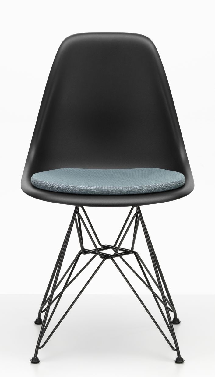 Soft Seats Sitzkissen Indoor/Outdoor Vitra Typ A Cosy 2 Pebble grey auf einem schwarzen Eames Plastic Chair.