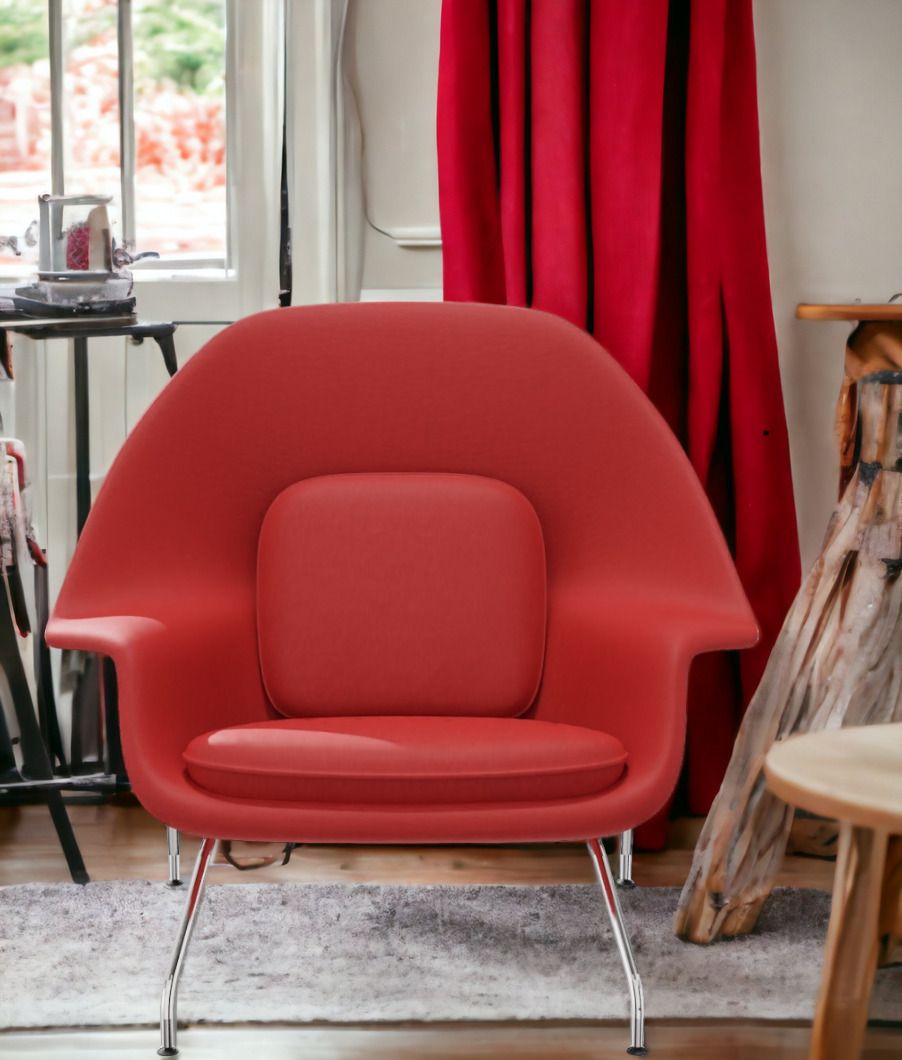 Roter Womb Chair Sessel von Knoll International mit verchromten Beinen vor Fenster und rotem Vorhang.