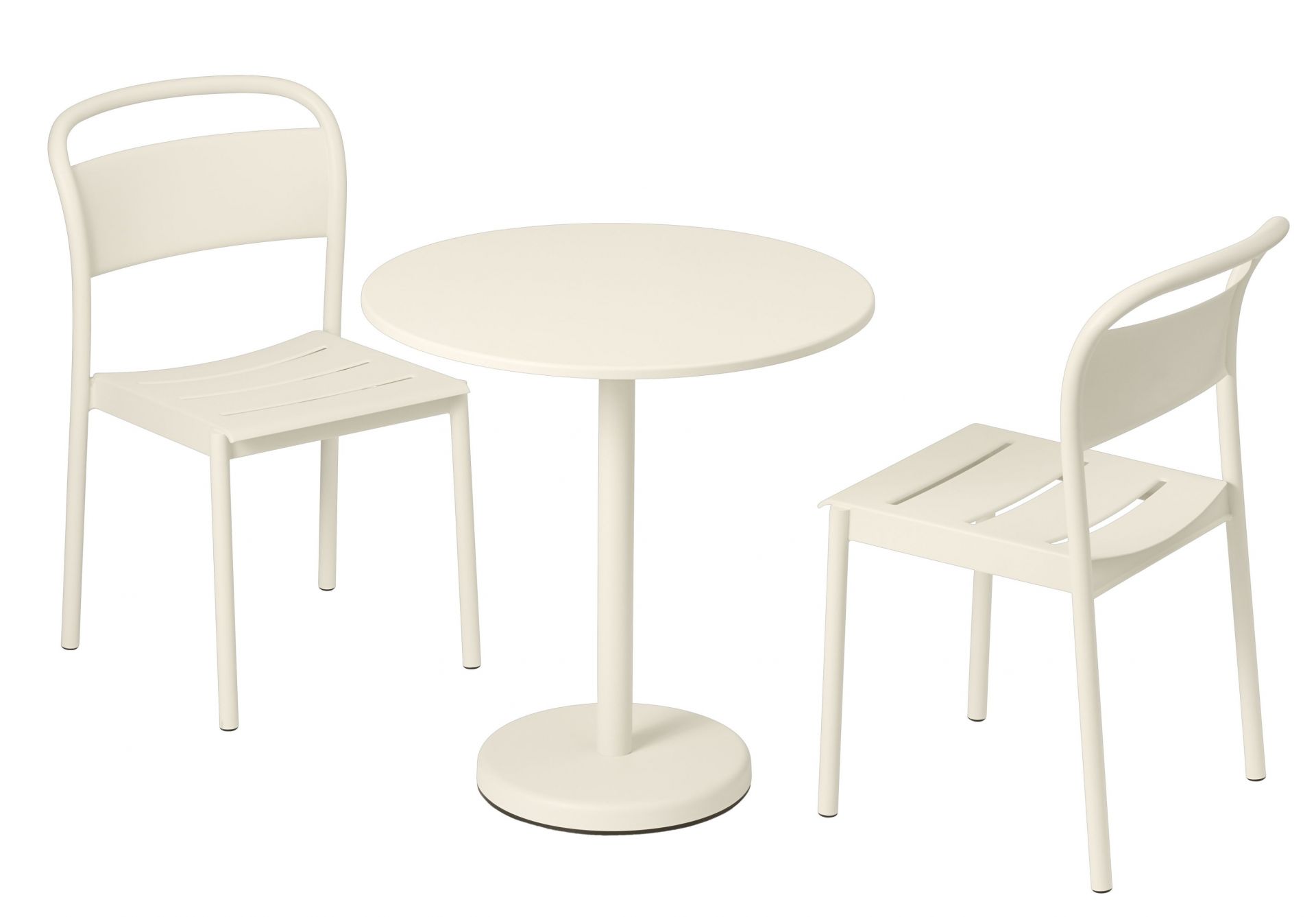 Muuto Linear Steel Side Chair Outdoor Stuhl in Off-White mit passendem runden Tisch für den Garten.