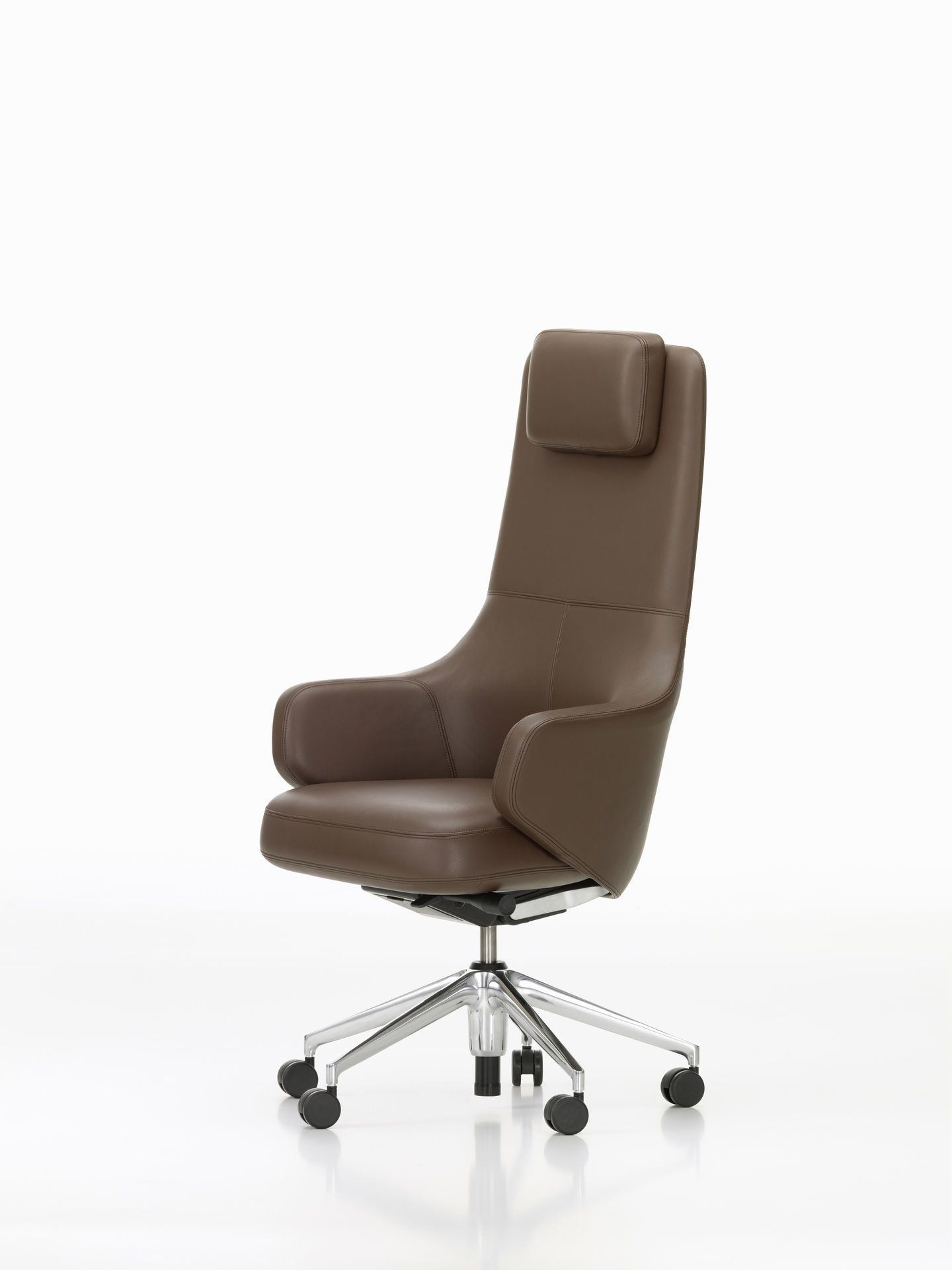 Brauner Vitra Konferenzstuhl mit hoher Rückenlehne und Kopfstütze, Lederbezug und Chromfußkreuz.