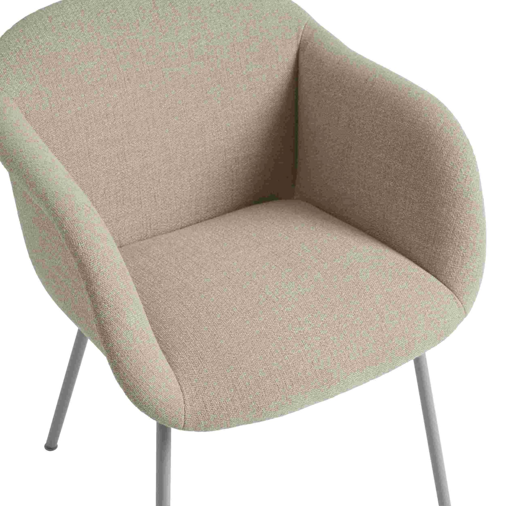 Fiber Soft Armchair von Muuto, ein moderner Armlehnstuhl mit beigem Stoffbezug und filigranen Metallbeinen.