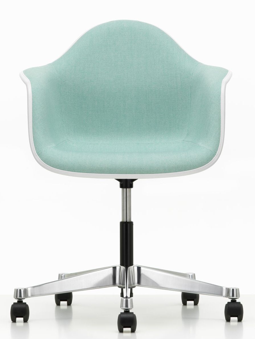 Vitra Eames Plastic Arm Chair PACC, vollgepolstert in Mintgrün mit Rollen und Chromgestell.