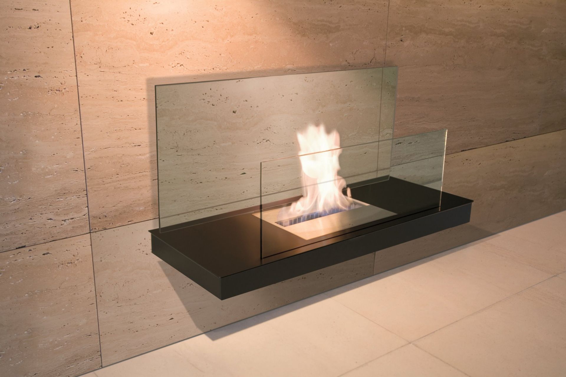 Wall Flame Ethanol Kamin Radius, moderner Bio Kamin mit Glas, an beiger Wand montiert.
