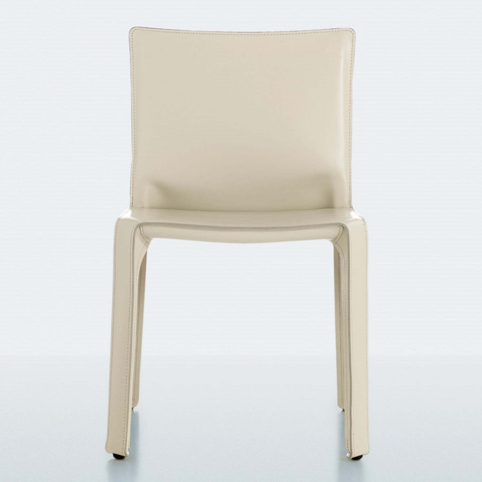 Frontansicht des Cassina 412 Cab Chair Standard Stuhls in hellem Leder, modernes Design.