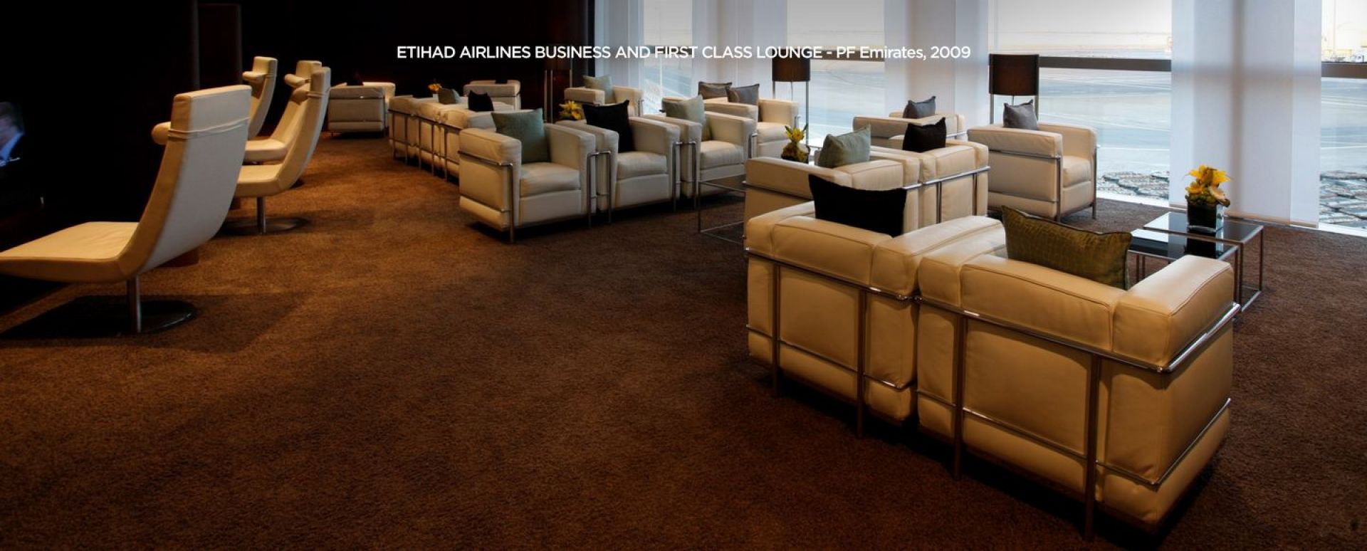 Nahaufnahme eines Cassina Grand Confort Sessels mit weißem Leder und Chromgestell. Luxuriöses Designmöbel für Wohnzimmer.