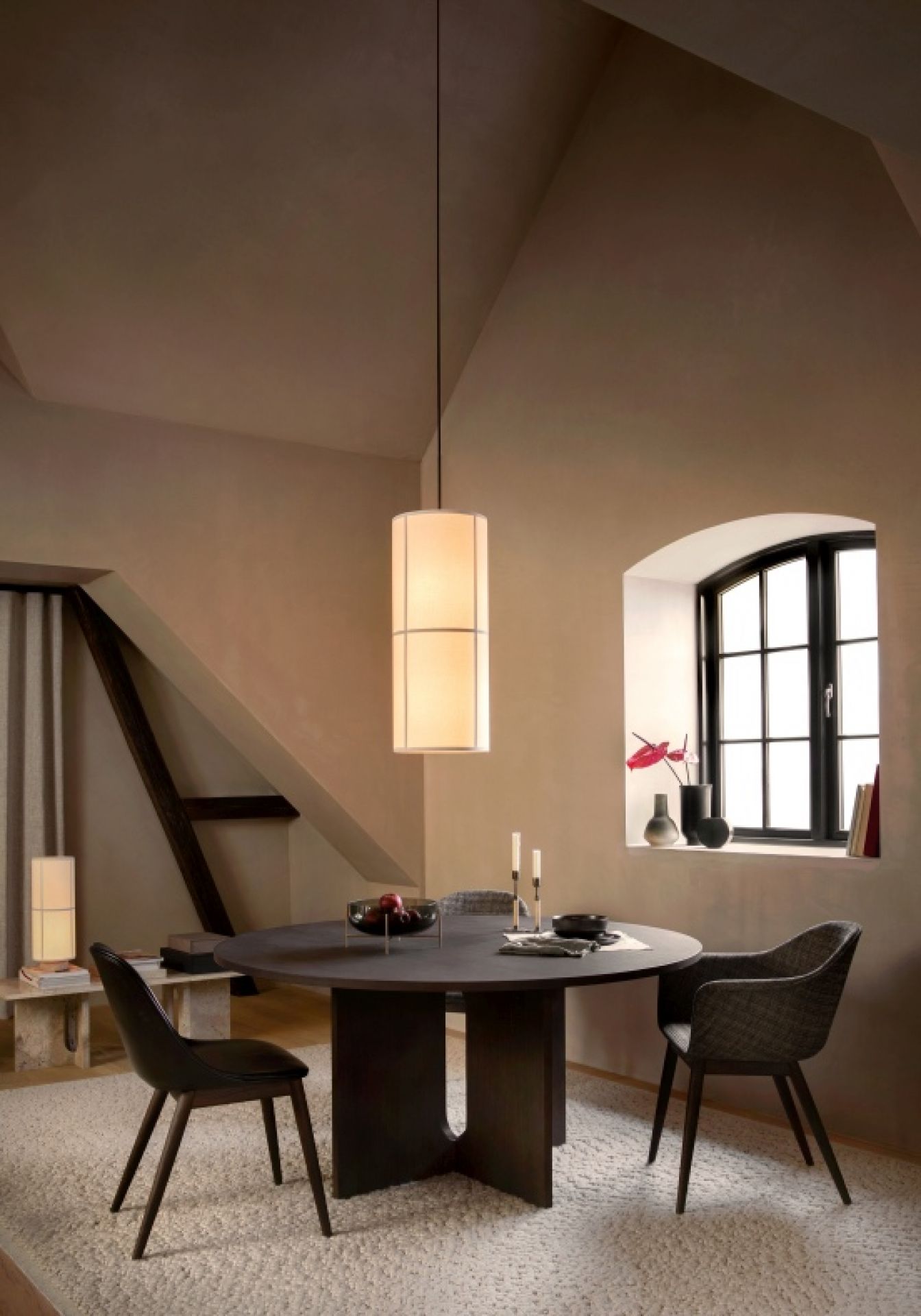 Androgyne Dining Table Esstisch aus dunkel gebeizter Eiche von Audo, runder Esstisch im Esszimmer.