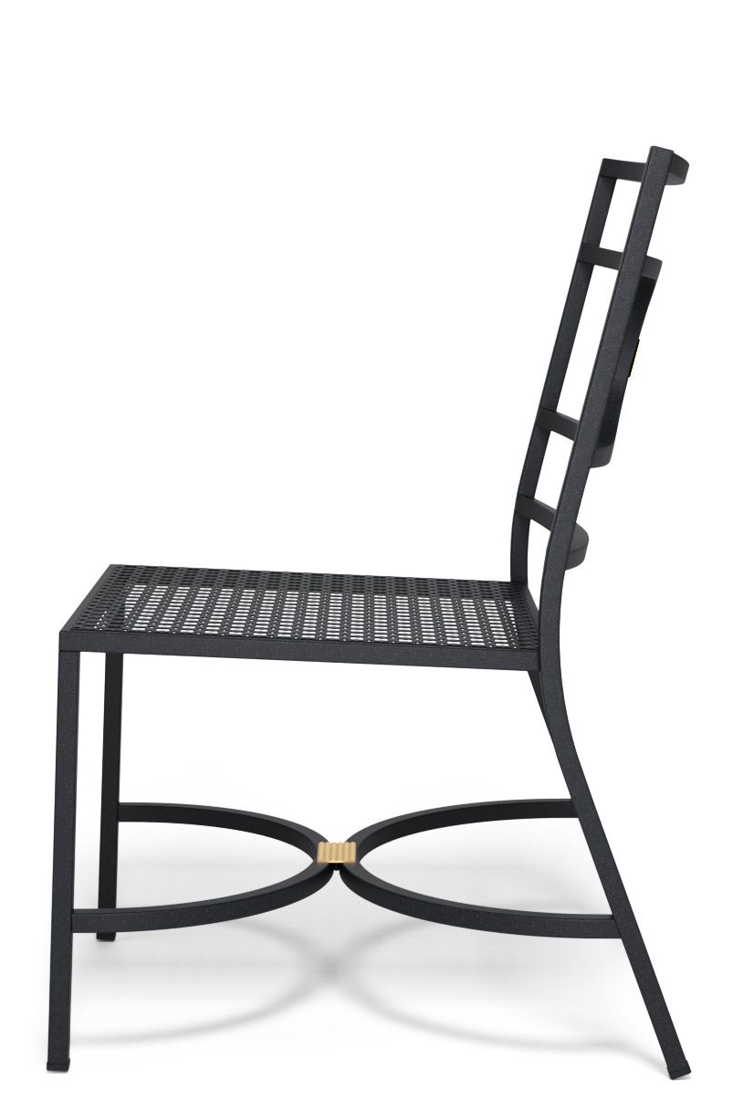 Collier Stuhl Chari Outdoor Emu, seitliche Ansicht, schwarzes Metallgestell mit perforierter Sitzfläche, moderner Gartenstuhl.