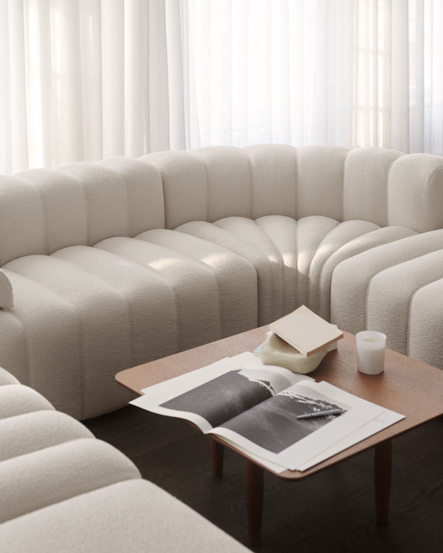Oku Couchtisch Eiche schwarz von Norr11 im Wohnzimmer mit Sofa, Buch und Kerze.