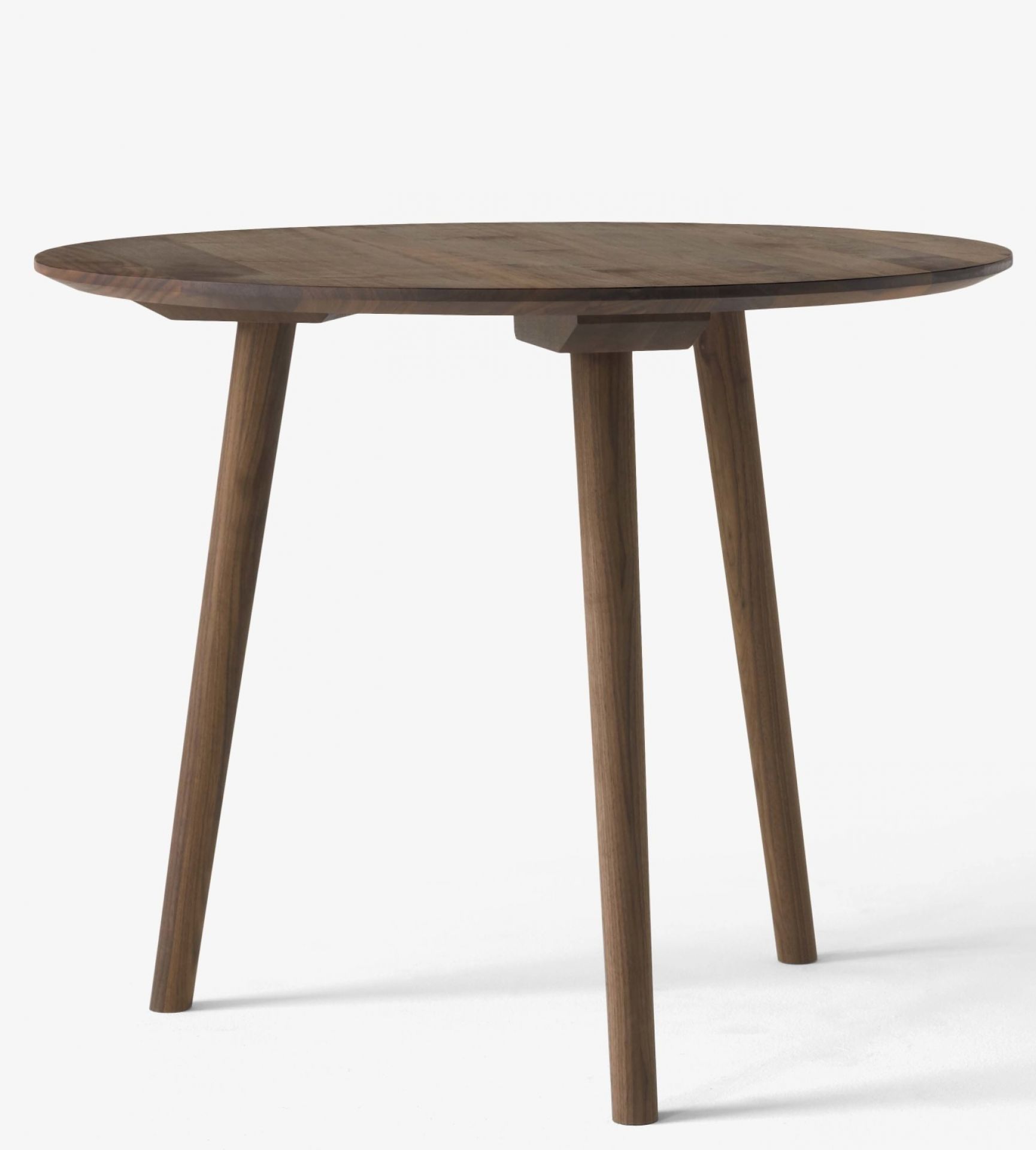 AndTradition In Between Table SK4 aus Walnussholz, runder Esstisch mit drei Beinen.