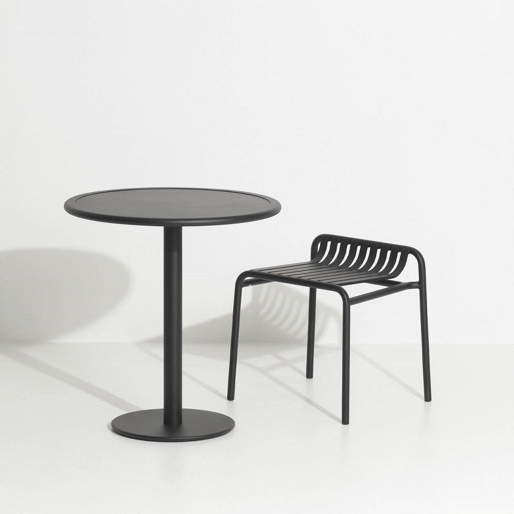 Schwarzer Week-End Bistro Table Round Bistrotisch von Petite Friture mit passendem Hocker vor weißem Hintergrund.